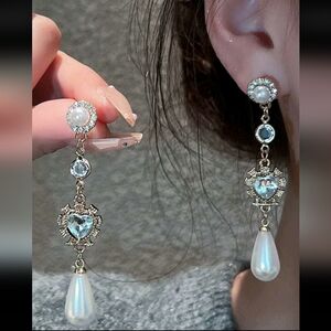 BRAND NEW ** Elegant Pearl and Crystal Drop Earrings